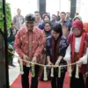 Pj Wali Kota Cimahi, Dicky Saromi Bersama Pj Ketua Dekranasda Jawa Barat, Amanda Soemedi, dan Pj Ketua Dekranasda Kota Cimahi, Dyah Saromi saat Menbuka Launching Gerai Dekranasda di BITC (mong / Jabar Ekspres)