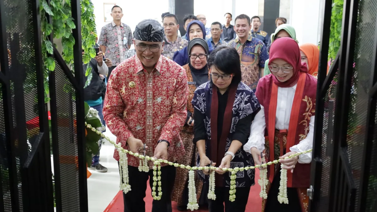 Pj Wali Kota Cimahi, Dicky Saromi Bersama Pj Ketua Dekranasda Jawa Barat, Amanda Soemedi, dan Pj Ketua Dekranasda Kota Cimahi, Dyah Saromi saat Menbuka Launching Gerai Dekranasda di BITC (mong / Jabar Ekspres)