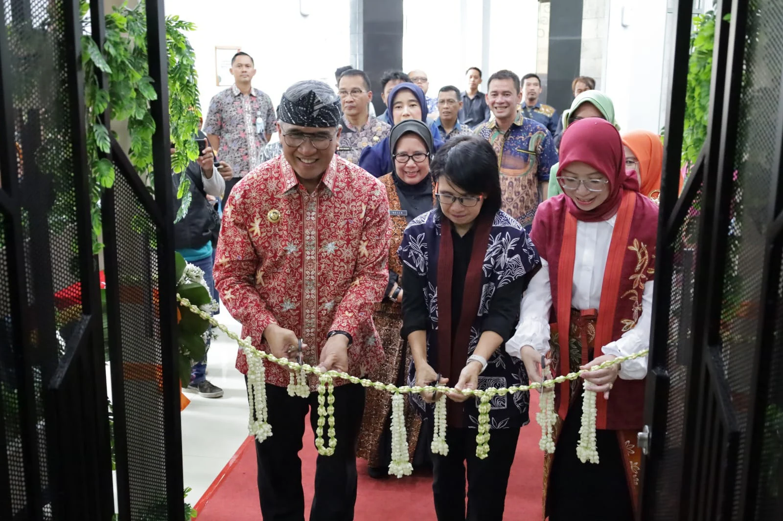 Pj Wali Kota Cimahi, Dicky Saromi Bersama Pj Ketua Dekranasda Jawa Barat, Amanda Soemedi, dan Pj Ketua Dekranasda Kota Cimahi, Dyah Saromi saat Menbuka Launching Gerai Dekranasda di BITC (mong / Jabar Ekspres)