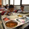 Ilustrasi: Siswa menyantap Makan Bergizi Gratis di SD Negeri 272 Sukasari, Kota Bandung. Foto: Dimas Rachmatsyah / Jabar Ekspres