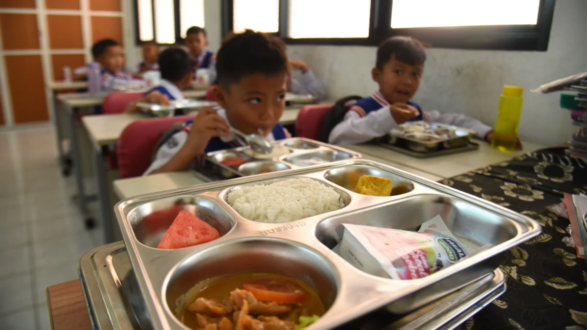 Ilustrasi: Siswa menyantap Makan Bergizi Gratis di SD Negeri 272 Sukasari, Kota Bandung. Foto: Dimas Rachmatsyah / Jabar Ekspres