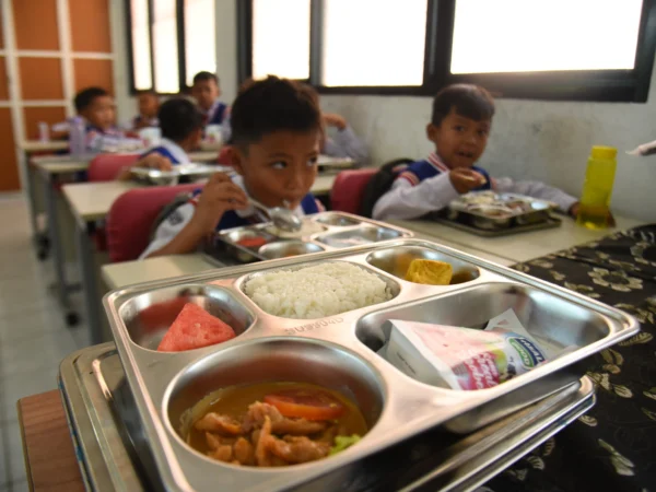 Ilustrasi: Siswa menyantap Makan Bergizi Gratis di SD Negeri 272 Sukasari, Kota Bandung. Foto: Dimas Rachmatsyah / Jabar Ekspres