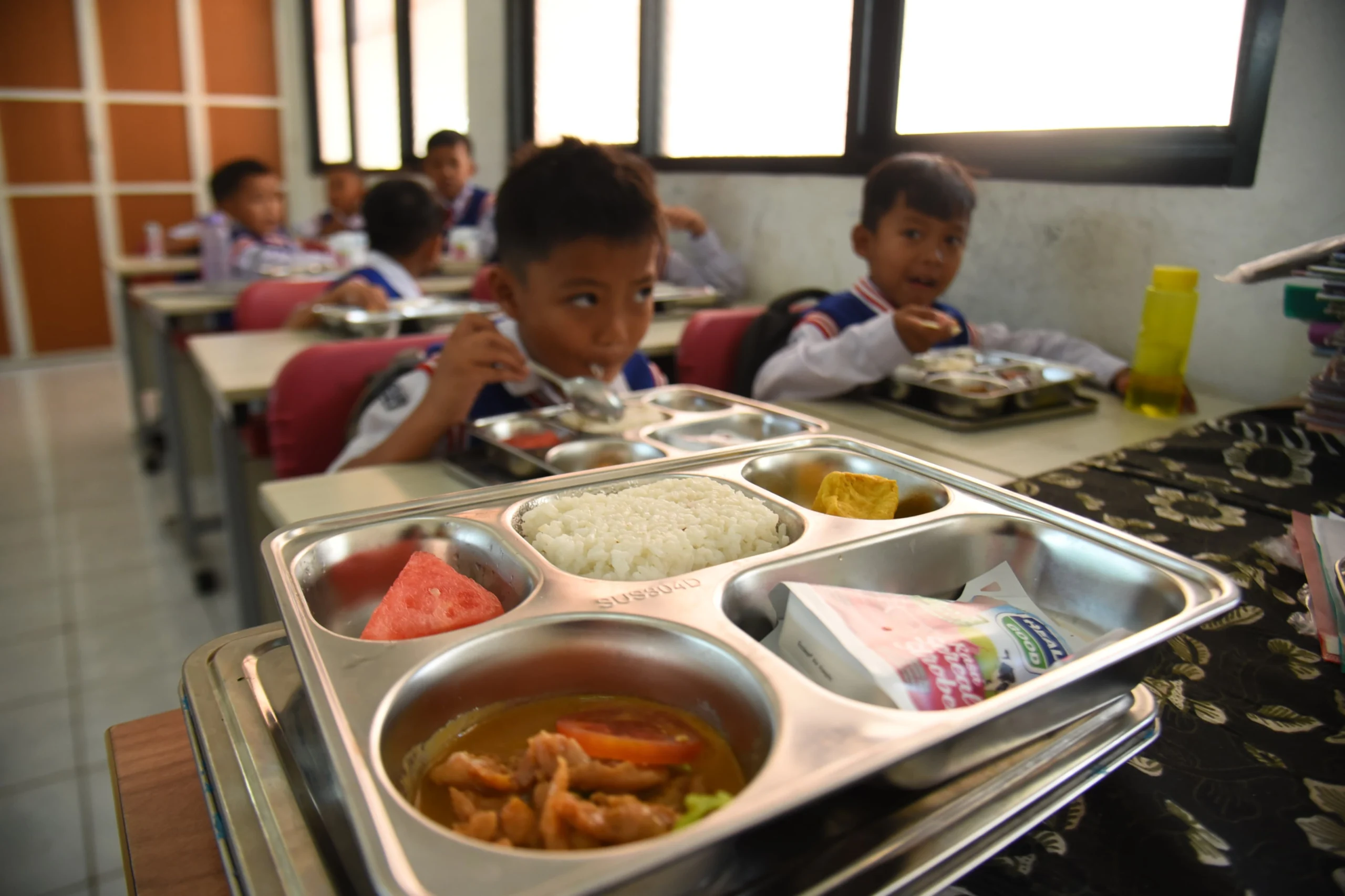 Ilustrasi: Siswa menyantap Makan Bergizi Gratis di SD Negeri 272 Sukasari, Kota Bandung. Foto: Dimas Rachmatsyah / Jabar Ekspres