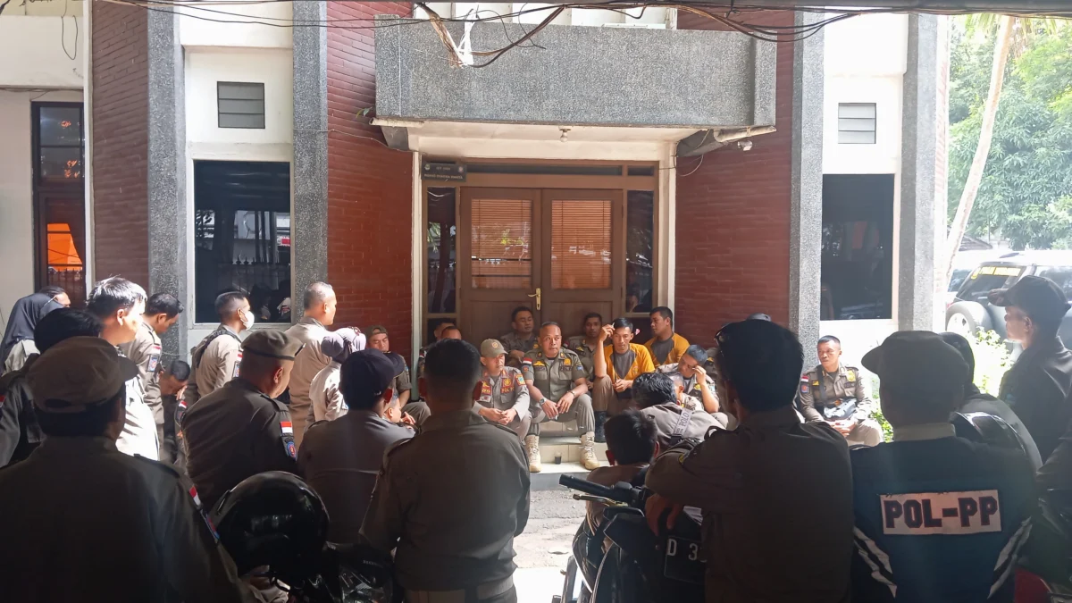 Massa aksi menanti audiensi di Kantor Satpol PP Jawa Barat, Kota Bandung, Kamis (16/1). Foto: Dimas Rachmatsyah / Jabar Ekspres