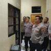 Kapolres Banjar AKBP Tyas Puji Rahadi saat mengecek ruang tahanan di Mapolres Banjar, Kamis 16 Januari 2025. (Cecep Herdi/Jabar Ekspres)