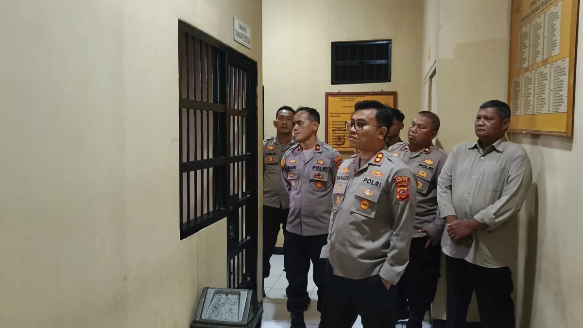 Kapolres Banjar AKBP Tyas Puji Rahadi saat mengecek ruang tahanan di Mapolres Banjar, Kamis 16 Januari 2025. (Cecep Herdi/Jabar Ekspres)