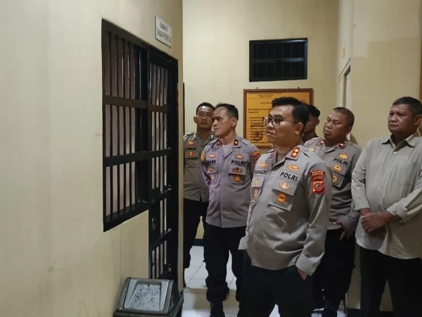 Kapolres Banjar AKBP Tyas Puji Rahadi saat mengecek ruang tahanan di Mapolres Banjar, Kamis 16 Januari 2025. (Cecep Herdi/Jabar Ekspres)