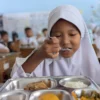 Siswa SD Negeri 1 Banjarsari Kabupaten Ciamis menyantap makanan dari program Makan Bergizi Gratis (MBG). Sementara di Kota Banjar, program nasional ini molor dari jadwal yang direncanakan. (Cecep Herdi/Jabar Ekspres)