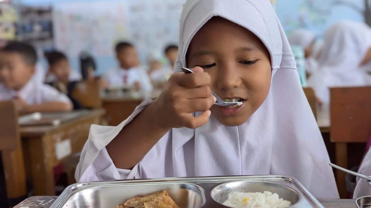 Siswa SD Negeri 1 Banjarsari Kabupaten Ciamis menyantap makanan dari program Makan Bergizi Gratis (MBG). Sementara di Kota Banjar, program nasional ini molor dari jadwal yang direncanakan. (Cecep Herdi/Jabar Ekspres)