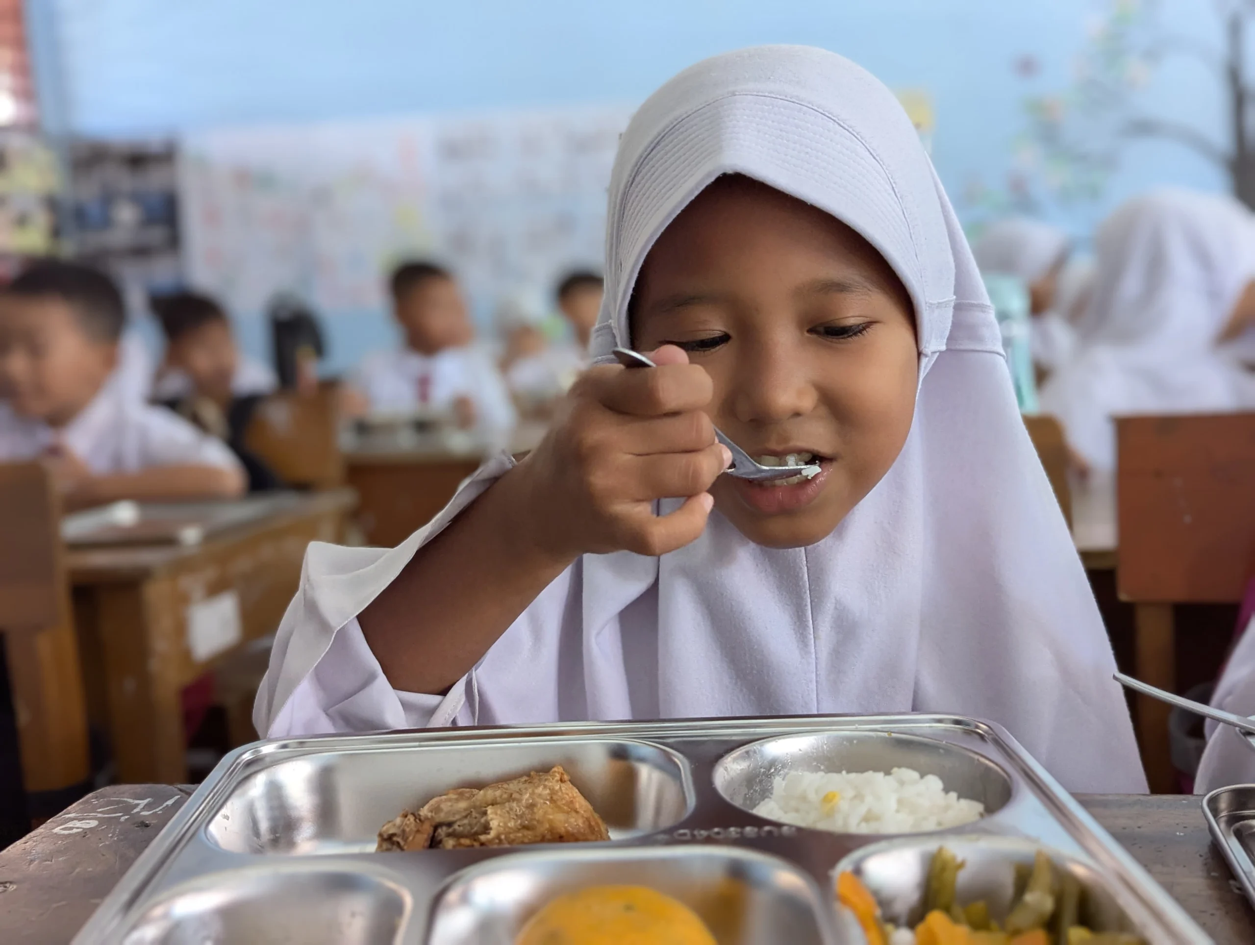 Siswa SD Negeri 1 Banjarsari Kabupaten Ciamis menyantap makanan dari program Makan Bergizi Gratis (MBG). Sementara di Kota Banjar, program nasional ini molor dari jadwal yang direncanakan. (Cecep Herdi/Jabar Ekspres)