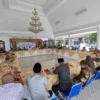 Tokoh masyarakat berkumpul untuk menyampaikan ide gagasan kepada Wali Kota dan Wakil Wali Kota terpilih, di Pendopo Kota Banjar, Kamis 16 Januari 2025. (Cecep Herdi/Jabar Ekspres)