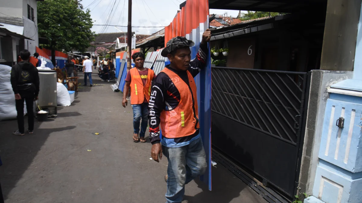 Dok. Petugas memasang pagar saat penertiban lahan milik PT KAI di Jalan Batu Api, Kota Bandung, Kamis (16/1). Foto: Dimas Rachmatsyah / Jabar EkspresDok. Petugas memasang pagar saat penertiban lahan milik PT KAI di Jalan Batu Api, Kota Bandung, Kamis (16/1). Foto: Dimas Rachmatsyah / Jabar Ekspres