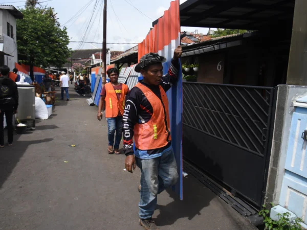 Dok. Petugas memasang pagar saat penertiban lahan milik PT KAI di Jalan Batu Api, Kota Bandung, Kamis (16/1). Foto: Dimas Rachmatsyah / Jabar EkspresDok. Petugas memasang pagar saat penertiban lahan milik PT KAI di Jalan Batu Api, Kota Bandung, Kamis (16/1). Foto: Dimas Rachmatsyah / Jabar Ekspres