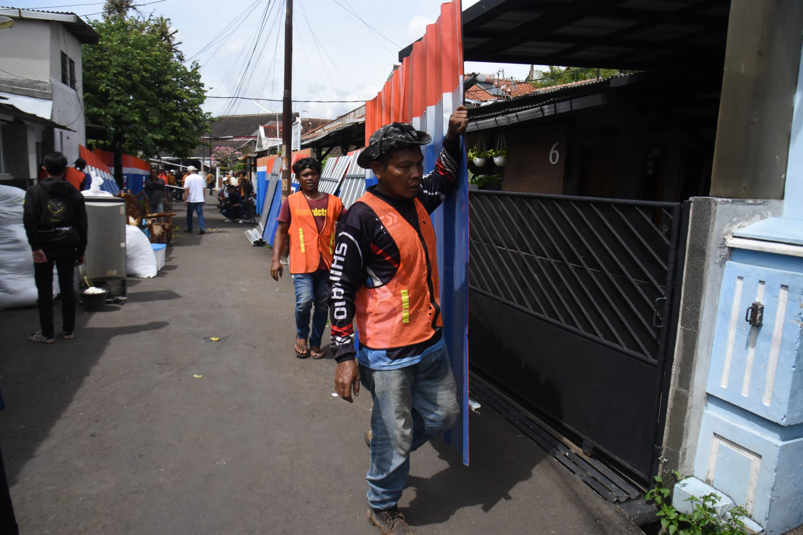 Dok. Petugas memasang pagar saat penertiban lahan milik PT KAI di Jalan Batu Api, Kota Bandung, Kamis (16/1). Foto: Dimas Rachmatsyah / Jabar EkspresDok. Petugas memasang pagar saat penertiban lahan milik PT KAI di Jalan Batu Api, Kota Bandung, Kamis (16/1). Foto: Dimas Rachmatsyah / Jabar Ekspres