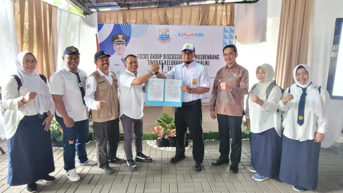 Perangkat Kelurahan Pasirkaliki Mengenakan Seragam SMP dalam Menyoroti Isu Pengembangan SMPN 12 Cimahi dalam Musrenbang Kali ini/Firman Satria/Jabar Ekspres/