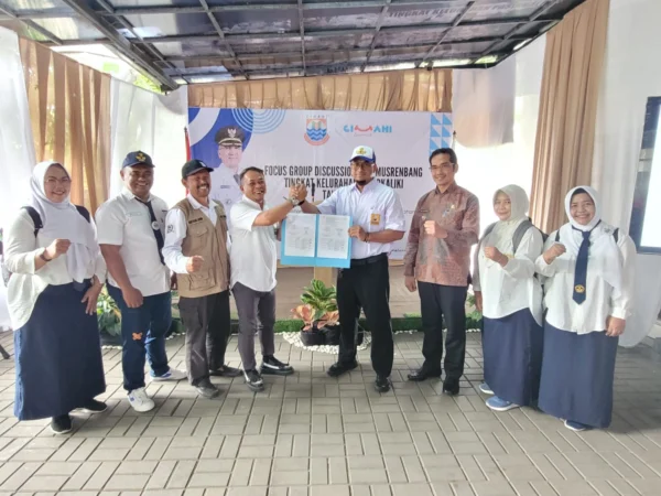 Perangkat Kelurahan Pasirkaliki Mengenakan Seragam SMP dalam Menyoroti Isu Pengembangan SMPN 12 Cimahi dalam Musrenbang Kali ini/Firman Satria/Jabar Ekspres/