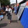 Dok. Warga menyelamatkan barang-barangnya saat penertiban lahan milik PT KAI di Jalan Batu Api, Kota Bandung, Kamis (16/1). Foto: Dimas Rachmatsyah / Jabar Ekspres