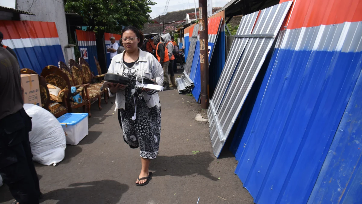 Dok. Warga menyelamatkan barang-barangnya saat penertiban lahan milik PT KAI di Jalan Batu Api, Kota Bandung, Kamis (16/1). Foto: Dimas Rachmatsyah / Jabar Ekspres