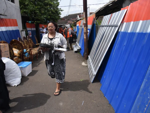 Dok. Warga menyelamatkan barang-barangnya saat penertiban lahan milik PT KAI di Jalan Batu Api, Kota Bandung, Kamis (16/1). Foto: Dimas Rachmatsyah / Jabar Ekspres