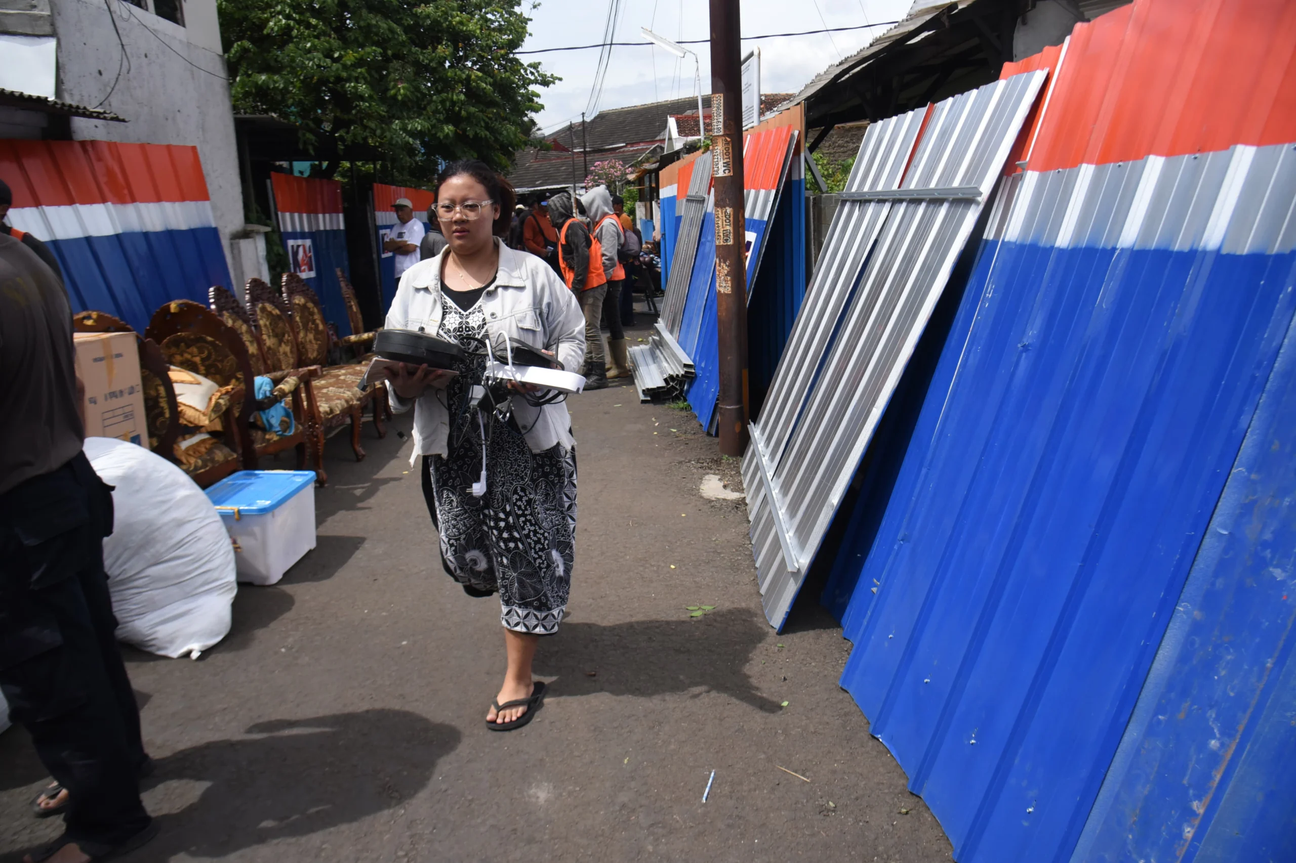 Dok. Warga menyelamatkan barang-barangnya saat penertiban lahan milik PT KAI di Jalan Batu Api, Kota Bandung, Kamis (16/1). Foto: Dimas Rachmatsyah / Jabar Ekspres