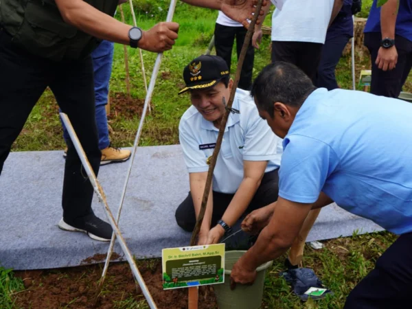 PJ Bupati Bogor saat melakukan penanaman pohon. Foto : Diskominfo