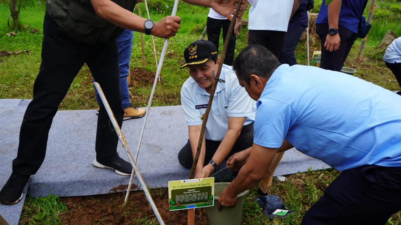 PJ Bupati Bogor saat melakukan penanaman pohon. Foto : Diskominfo