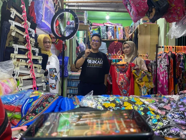 Direktur Umum Perumda Tohaga Haris Setiawan saat melakukan live tiktok bersama pedagang di Pasar Ciluar, Jumat 17 Januari 2024. Foto : Regi / Jabar Ekspres