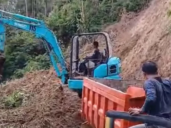 Alat berat diterjunkan dalam proses evakuasi meterial longsor yang menutup akses jalan di Kampung Tugu, Kecamatan Gununghalu. Dok BPBD KBB