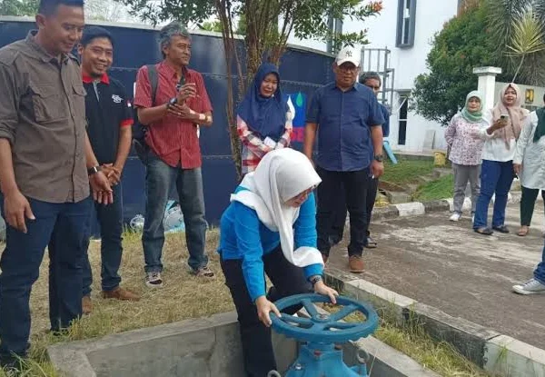 Perumdam Tirta Anom Banjar meresmikan sambungan rumah (SR) distribusi air bersih di Kelurahan Situ Batu Kecamatan Banjar Jawa Barat. Target seribu langganan hingga tahun 2025 ini masih belum tercapai. (Cecep Herdi/Jabar Ekspres)