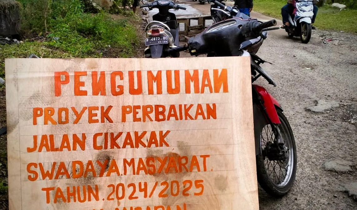 Papan proyek pengumuman swadaya perbaikan jalan Cikakak di Desa Bayulayang, Kecamatan Cililin, Bandung Barat. Dok warga Desa Batulayang