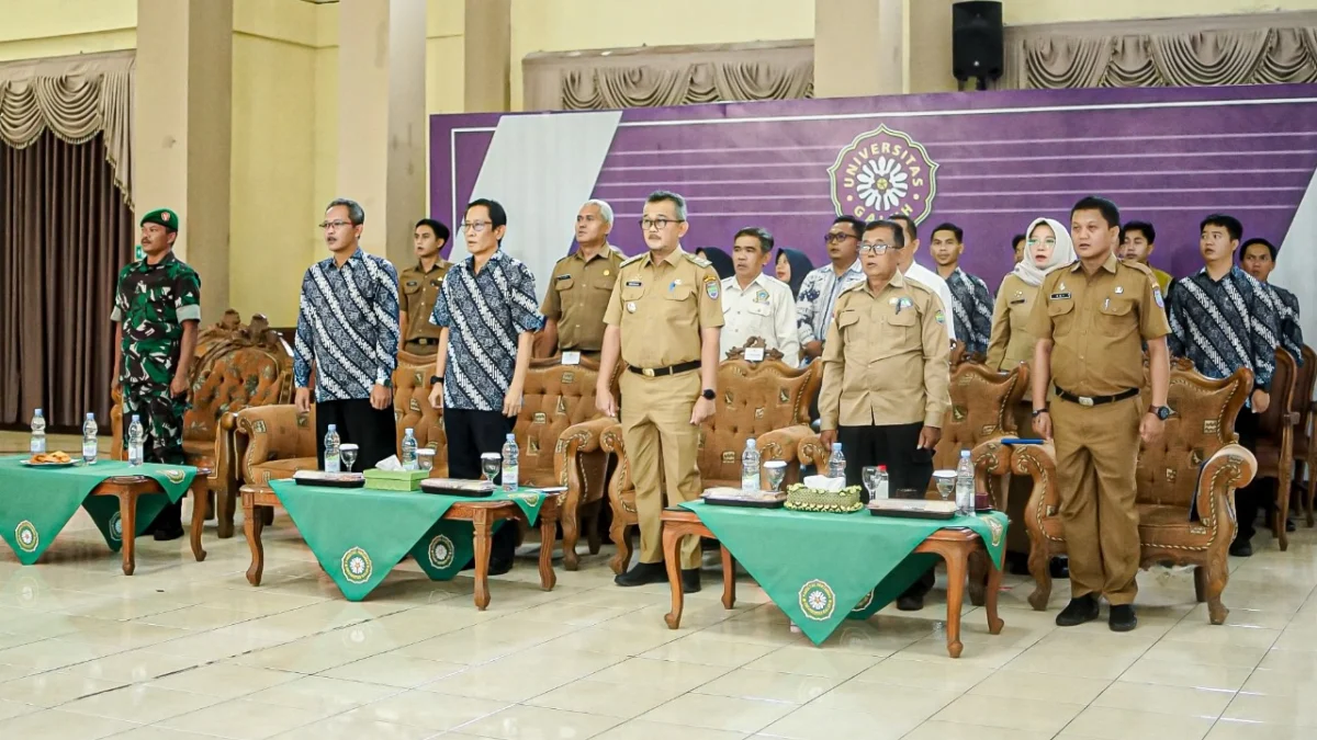 Pj Bupati Ciamis Budi Waluya (tengah), saat menghadiri kegiatan Seminar Nasional & Training Advokasi dan Jurnalistik Wilayah II (TRAVOWIL) yang diselenggarakan di Auditorium Universitas Galuh, Senin 20 Januari 2025. (Istimewa)
