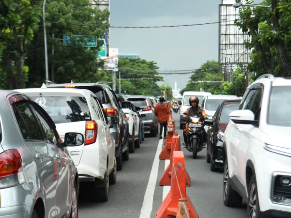 Dok. Pengendara sepeda motor melewati kemacetan di jalan Buah Batu, Kota Bandung, Senin (20/1). Foto: Dimas Rachmatsyah / Jabar Ekspres.