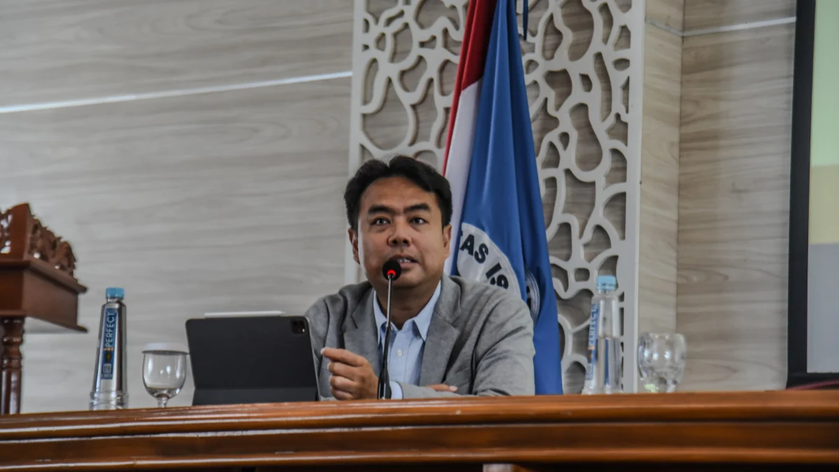 Suhendrik, Direktur Bisnis Disway National Network dan Sekretaris SPS Jawa Barat, menyampaikan materi saat mengisi seminar di Auditorium Gedung Dekanat Unisba, Jalan Tamansari, Kota Bandung, Selasa (21/1). Dalam acara seminar yang diinisiasi oleh mahasiswa Magister Ilmu Komunikasi Unisba 2023 itu mengusung tema bertajuk Ekosistem Informasi Yang Sehat, Meningkatkan Kualitas Karya Jurnalistik. Foto: Dimas Rachmatsyah / Jabar Ekspres