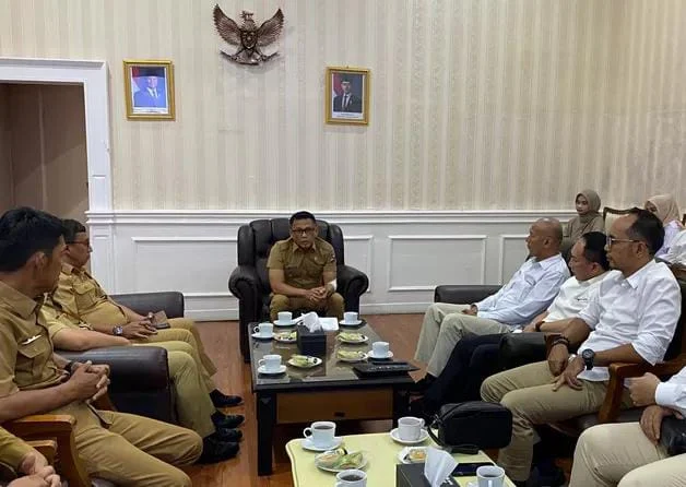 Pj Wali Kota Bogor, Hery Antasari bersama jajaran saat berdiskusi bersama Tim Transisi Dedie-Jenal. (Yudha Prananda / Jabar Ekspres)