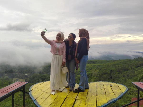 Warga Kota Banjar berswafoto di salah satu spot di Puncak Pagarbatu, Desa Batulawang Kota Banjar, Selasa 21 Januari 2025. (Cecep Herdi/Jabar Ekspres)