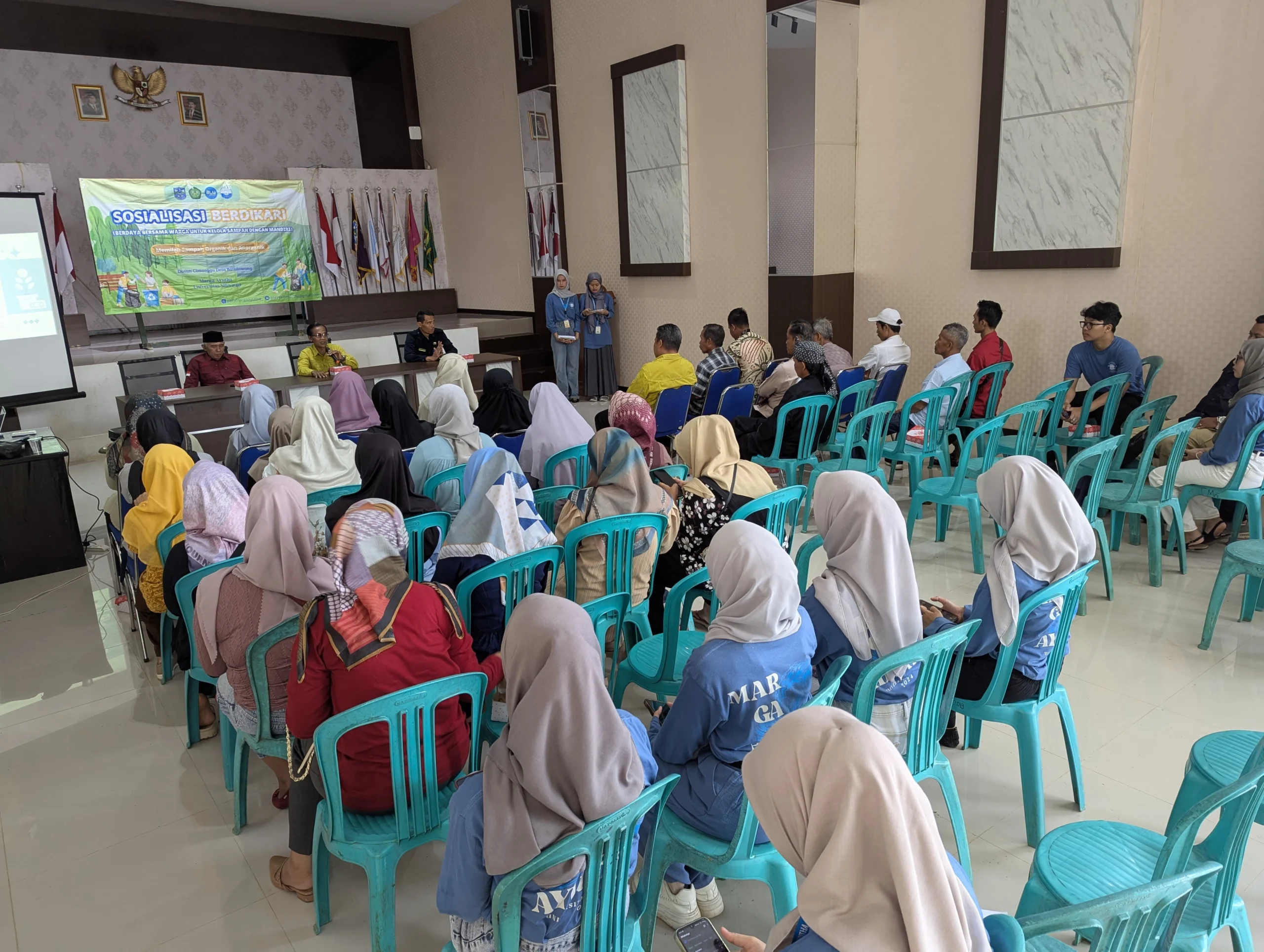 Kelompok 5 Marga Ayutha, Universitas Siliwangi, Kota Tasikmalaya, sedang melaksanakan Praktek Belajar Lapangan (PBL) bersama warga setempat di aula kantor Desa Batulawang, Kecamatan Pataruman, Kota Banjar, Jawa Barat, Selasa 21 Januari 2025. (Cecep Herdi/Jabar Ekspres)