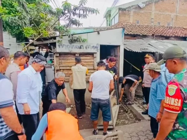 Sebuah kios semi permanen yang diduga menjadi tempat peredaran obat keras di Jalan Raya Kopo Katapang, Desa Pangauban, Kecamatan Katapang, Kabupaten Bandung dibongkar oleh pihak kepolisian pada Rabu (22/1). Foto Istimewa