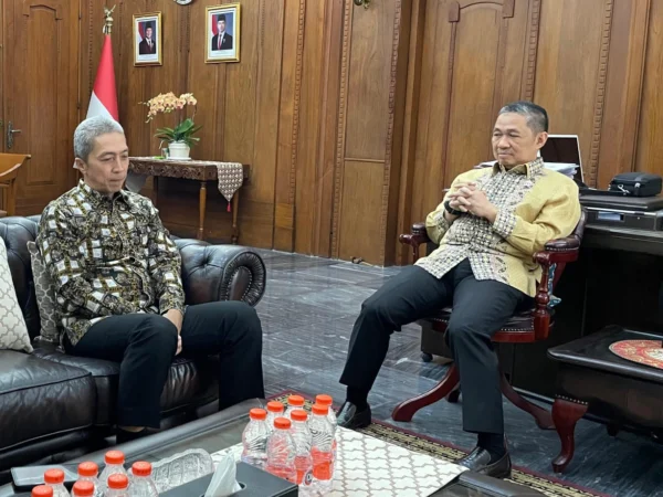 Wali Kota Bogor Terpilih, Dedie A. Rachim saat bertemu dengan Wamenlu RI, Anis Matta belum lama ini. (Yudha Prananda / Istimewa)