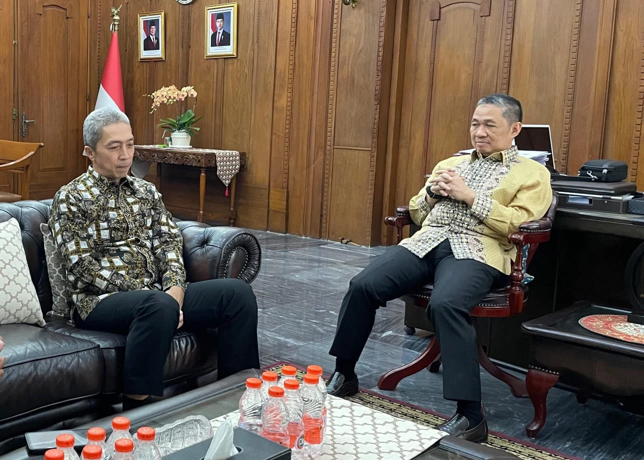 Wali Kota Bogor Terpilih, Dedie A. Rachim saat bertemu dengan Wamenlu RI, Anis Matta belum lama ini. (Yudha Prananda / Istimewa)