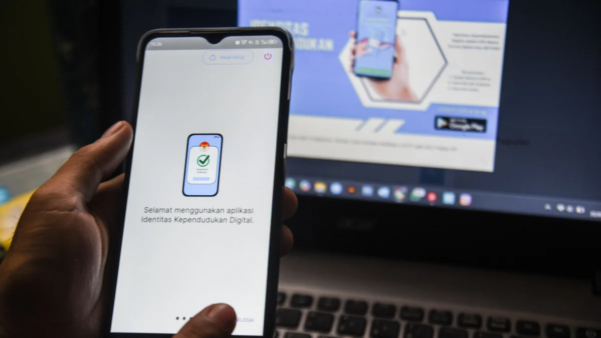 Ilustrasi: Seorang warga membuka aplikasi Identitas Kependudukan Digital di Kota Bandung, Rabu (22/1). Foto: Dimas Rachmatsyah / Jabar Ekspres