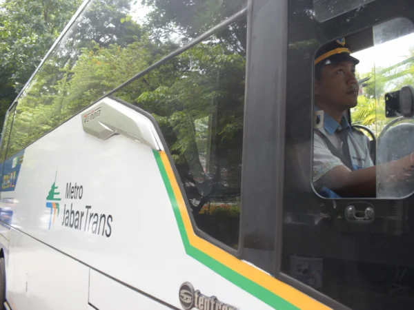 Bus Metro Jabar Trans (MJT) berhenti di halte, Kota Bandung, Kamis (23/1). Foto: Dimas Rachmatsyah / Jabar Ekspres