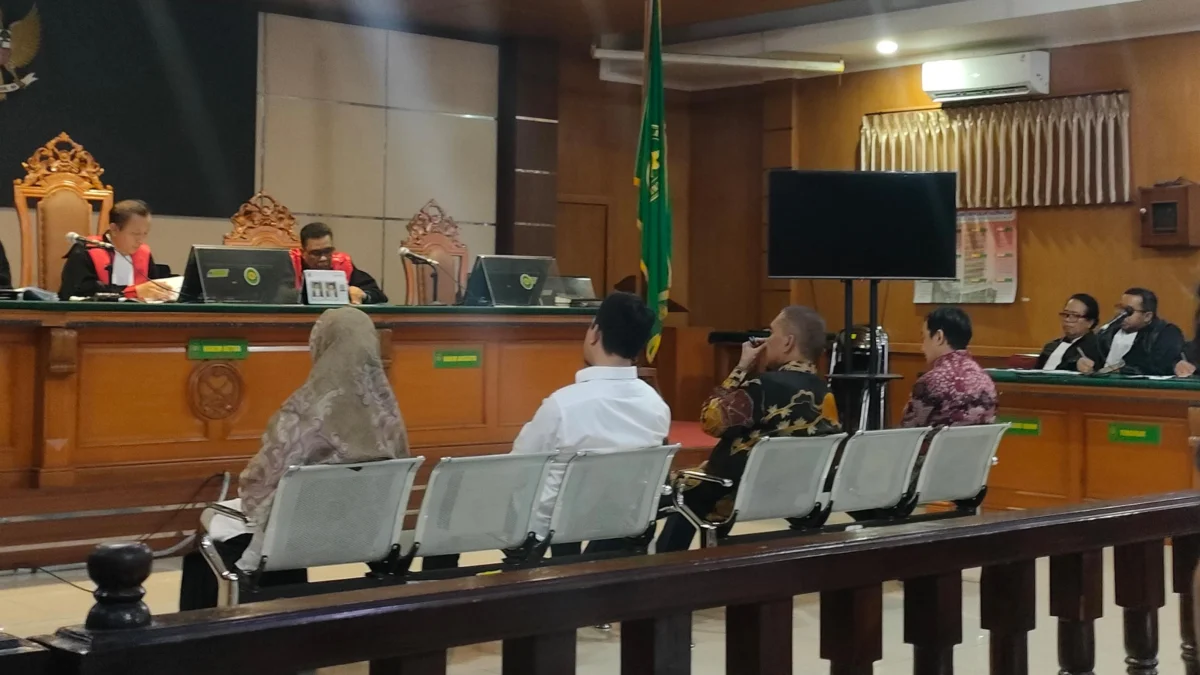 Dok. 4 terdakawa kasus korupsi Pasar Sindangkasih, Cigasong Kabupaten Majalengka, saat menjalani sidang putusan di PN Bandung, Kamis (23/1). Foto. Sandi Nugraha / Jabar Ekspres