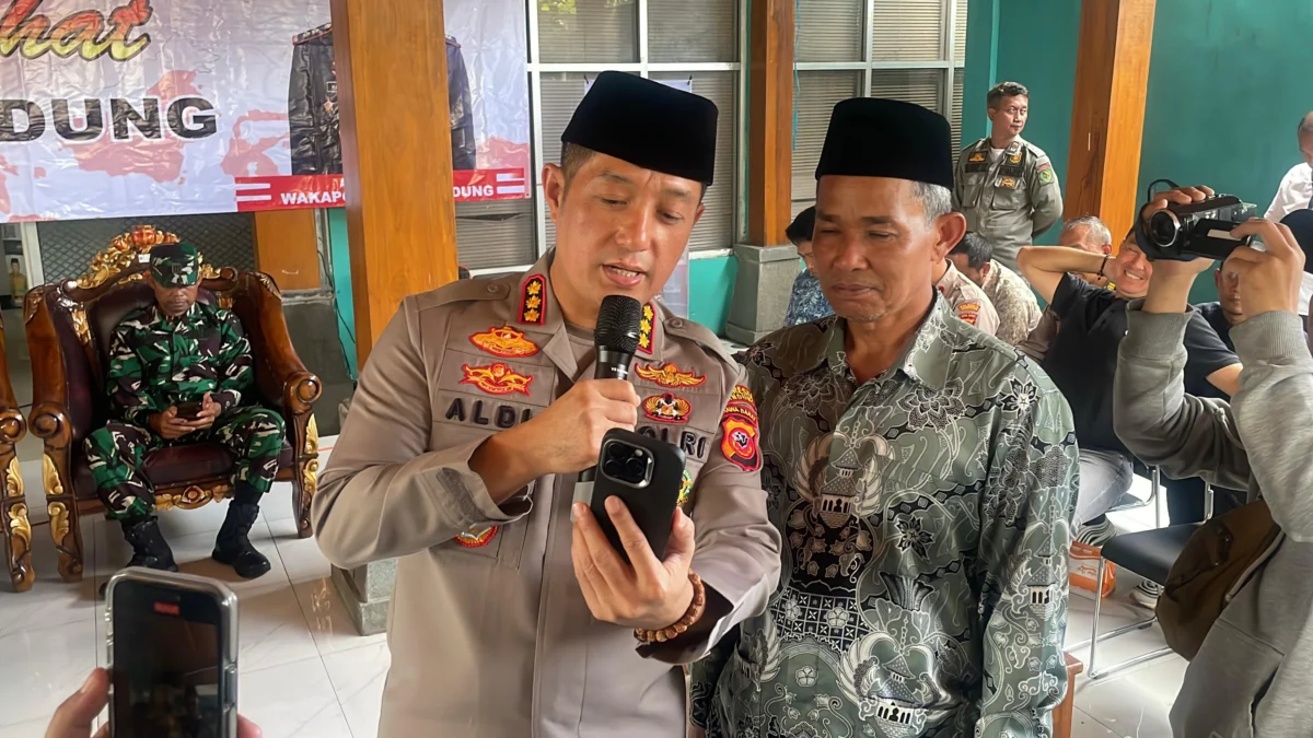 Ami Saepudin bersama Kapolresta Bandung Kombes Pol Aldi Subartono saat video call dengan Bupati Bandung Dadang Supriatna pada Jumat Curhat yang dilaksanakan di Katapang, Kabupaten Bandung, Jumat (24/1). Foto Agi