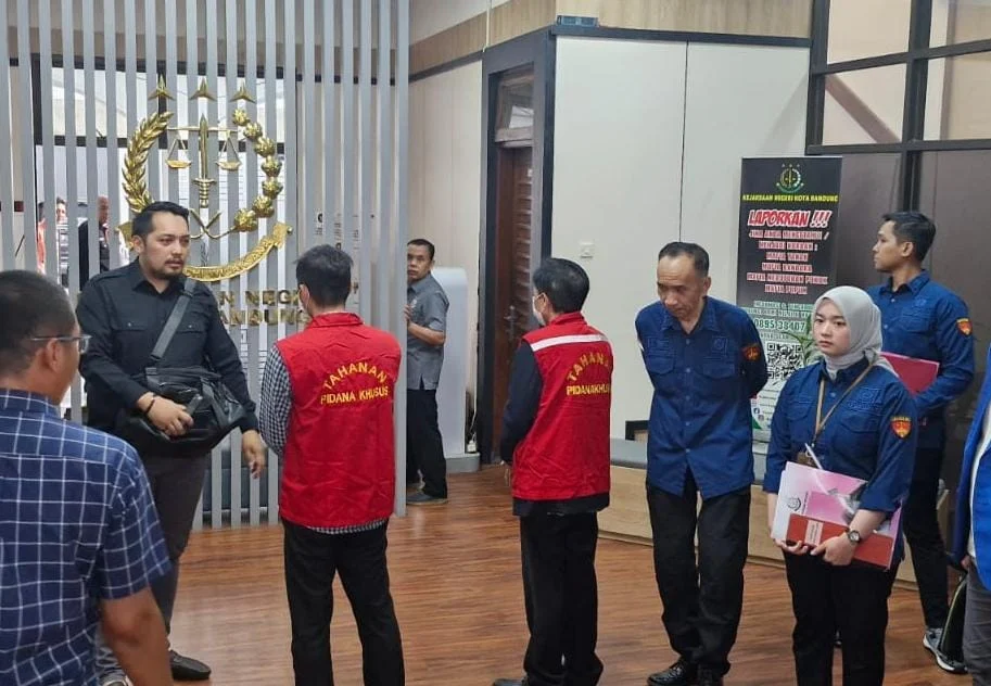 Dok. Kejari Bandung Tetapkan kepala yayasan dan bendahara di STIA Bagasasi Bandung sebagai tersangka dugaan kasus penyimpangan dana PIP.