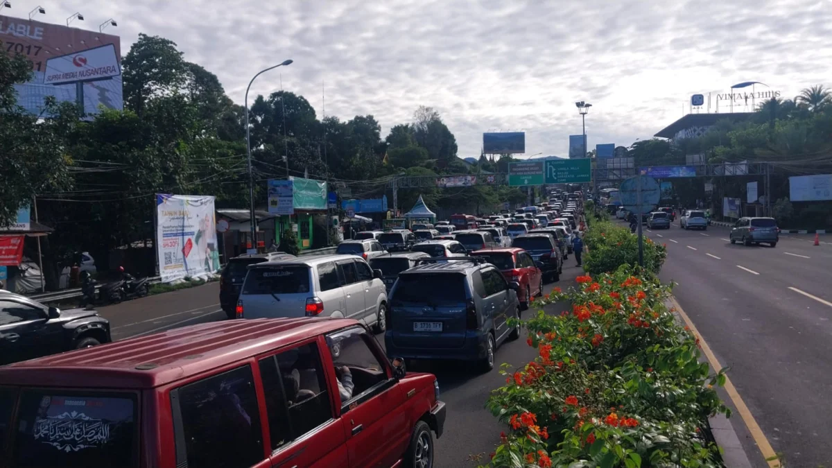 Situasi one way ke Jalur Puncak dari arah Jakarta, Simpang Gadog, Kabupaten Bogor, Sabtu (25/1). Foto : Regi / Jabar Ekspres