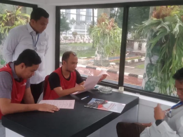 Tim penyidik Pidana Khusus Kejaksaan Tinggi Jawa Barat pada telah menyerahkan tersangka KF dan SG beserta barang bukti, dalam tahap kedua kepada Tim Jaksa Penuntut Umum Kejaksaan Negeri Kota Bandung, terkait dugaan tindak pidana korupsi penyalahgunaan dana hibah National Paralympic Committee Indonesia (NPCI) Provinsi Jawa Barat untuk tahun anggaran 2021 hingga 2023. (Istimewa)