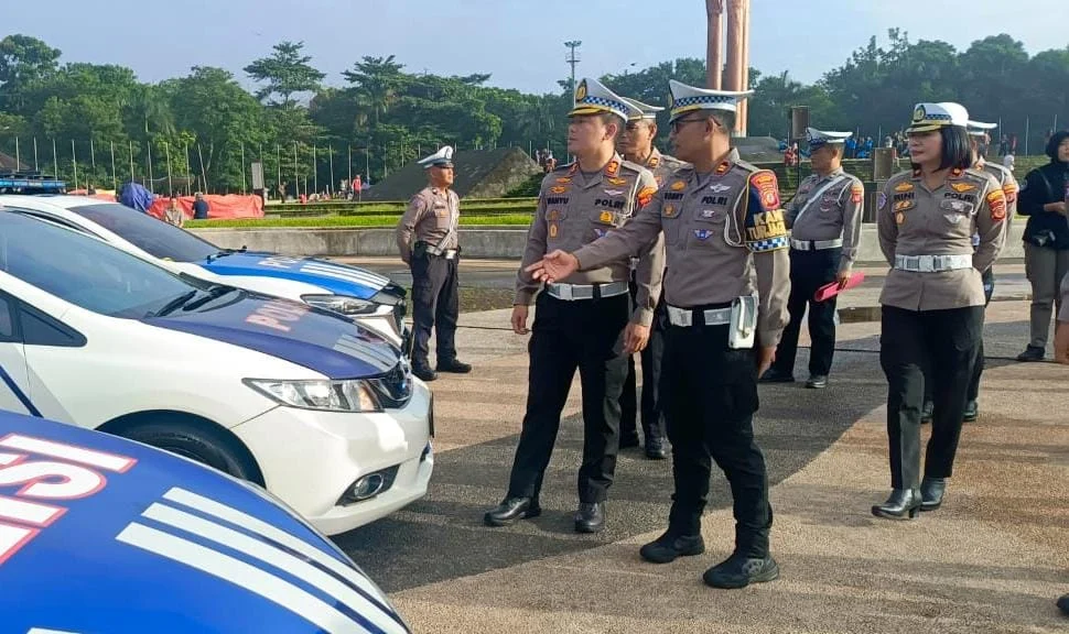 Dok. Kasatlantas Polrestabes Bandung AKBP Wahyu Pristha saat melakukan pengecekan kesiapan kendaraan dalam menghadapi libur panjang kali ini. Sabtu (25/1). (Sandi / Jabar Ekspres)