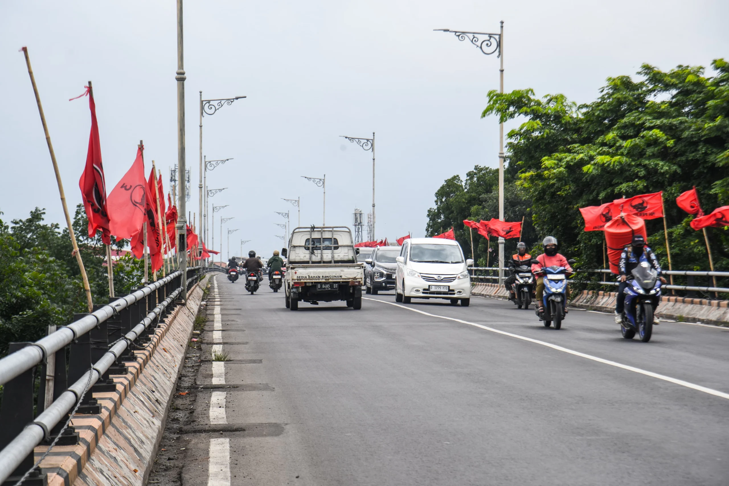 Situasi fly over Kiaracondong yang dipenuhi bendera partai, Kota Bandung, Sabtu (25/1). Foto: Dimas Rachmatsyah / Jabar Ekspres