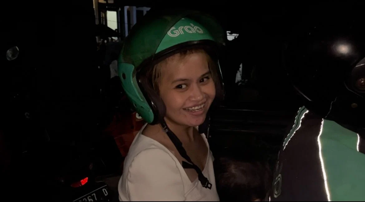 Wisatawan asal Tangerang, Putri (33) pilih naik ojol untuk melanjutkan perjalanan karena tertahan rekayasa one way, Senin (27/1) malam.