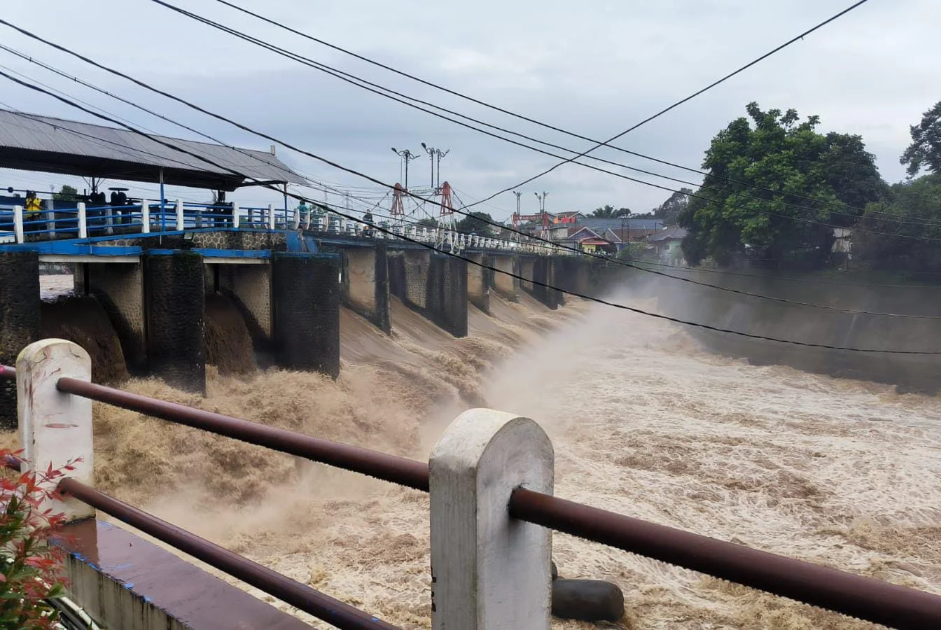 Ilustrasi: Kondisi debit air Sungai Ciliwung di Bendung Katulampa, Kota Bogor, Selasa (28/1). (Yudha Prananda / Istimewa)